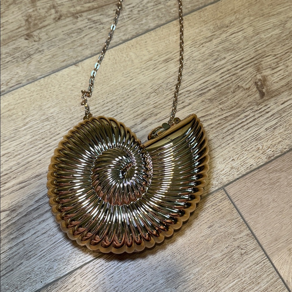 Seashell Conch Clutch - Picture 3 of 4